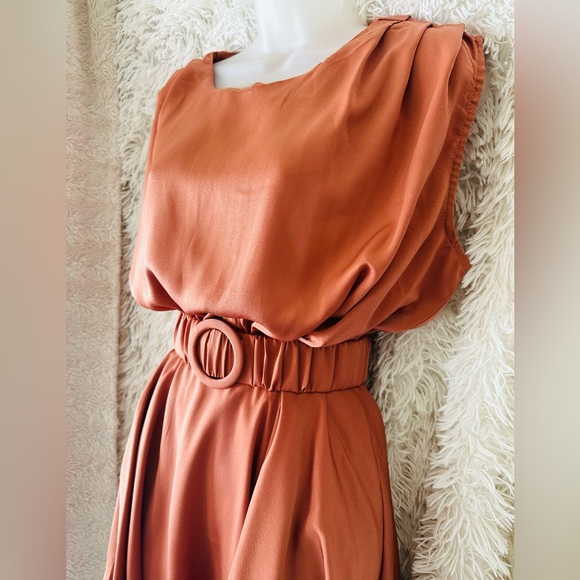 Flowy mini rust colored dress with belt - Picture 4 of 6